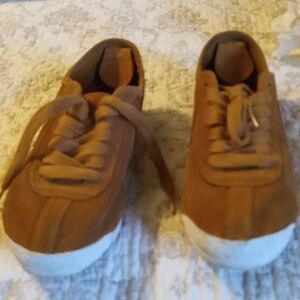 Nike tan tennis shoes size 9 euro 42.5